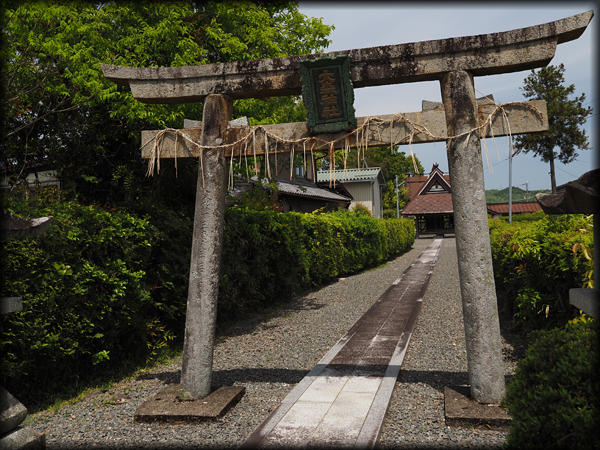 大森神社の鳥居と長い参道