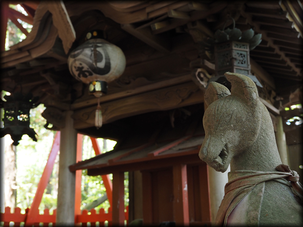 岩波稲荷神社と神使の狐