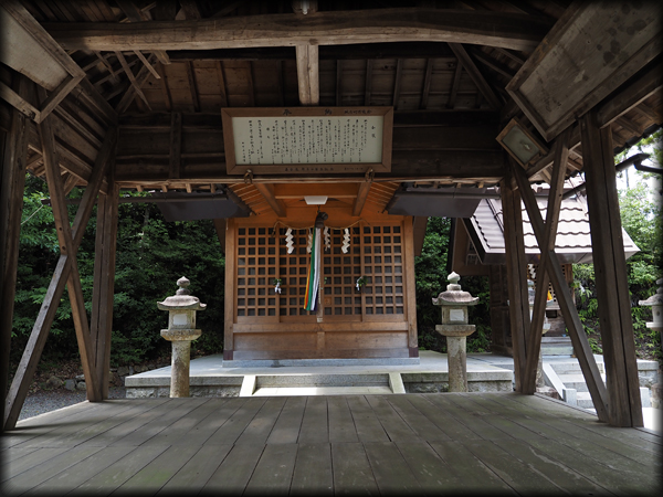 加茂神社拝殿から本殿を望む