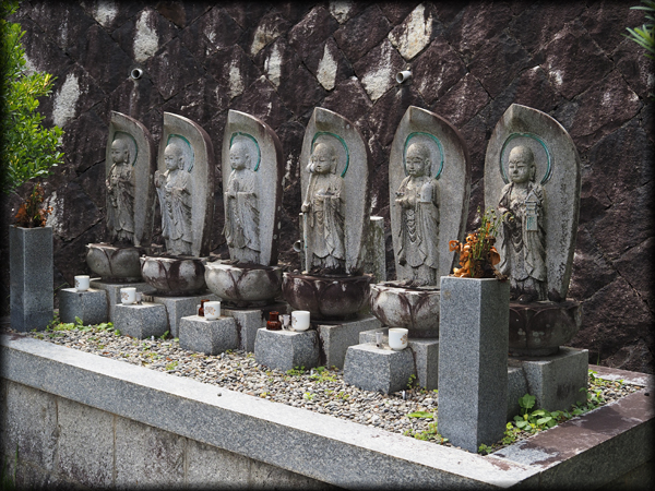 城南町の墓地の入り口に祀られていた六地蔵