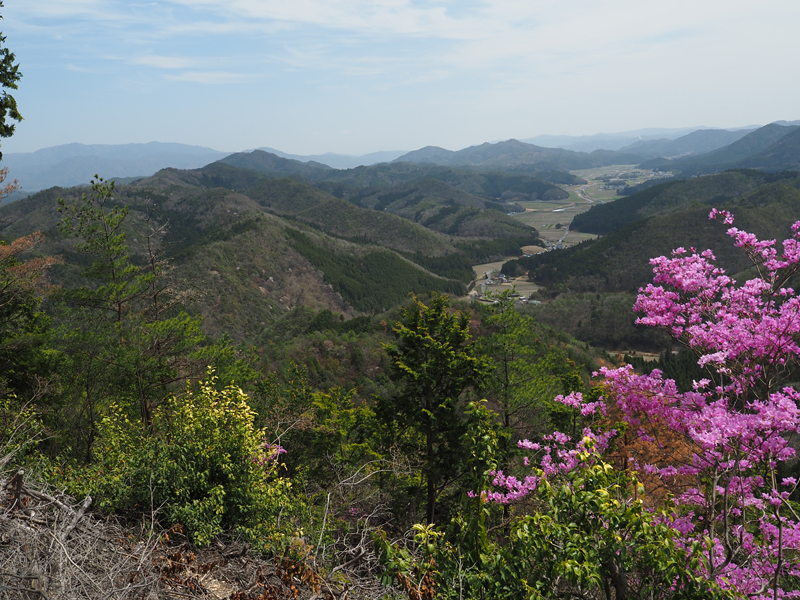 南東側の眺望 本梅川谷筋　愛宕山など　写真の更に右手には半国山や深山などが近い