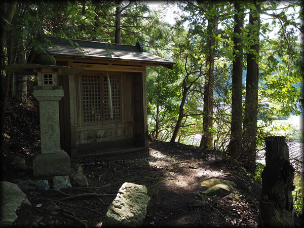 鏡神社の鎮座する谷の入り口に建つ