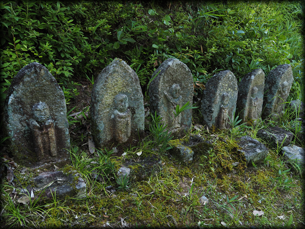下口人集落の墓地の入り口に祀られた六地蔵