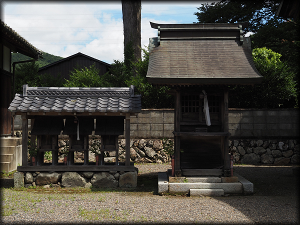 右から蛭子神社、稲荷神社・住吉神社・多賀神社