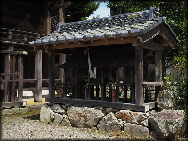 本殿右側の境内社　右から大神宮社・春日神社・八坂神社