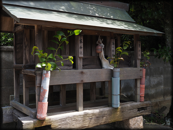 天満宮社の裏にある小祠 右から奥神社・鳥の神社・塞神社