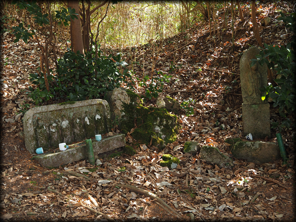 藁無集落の外れの墓地に祀られた六地蔵