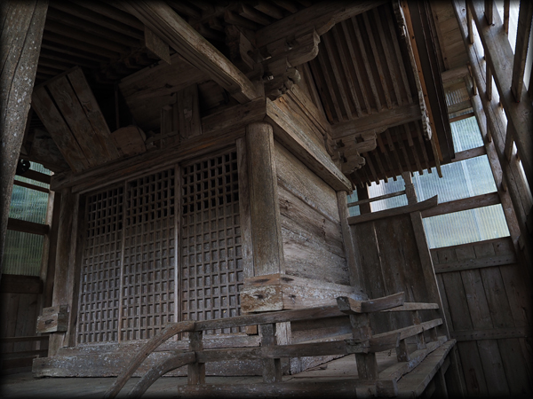 京都府登録文化財の本殿と緩やかな曲線の海老虹梁