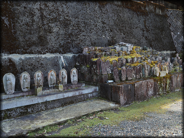 永昌寺の墓地内にある六地蔵と寄せ墓