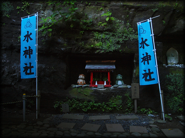 境内の水神社