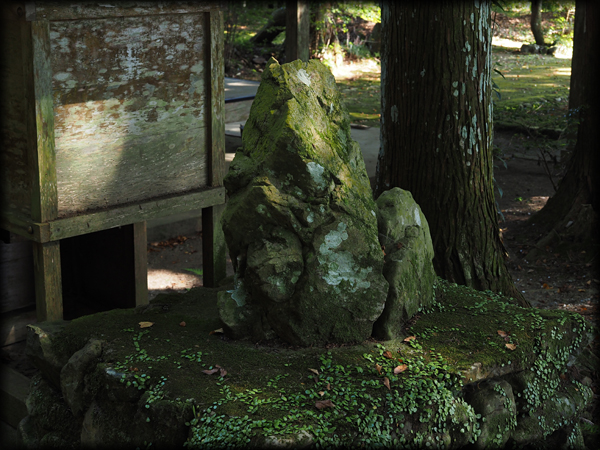 小祠の裏に立てられた自然石の依代